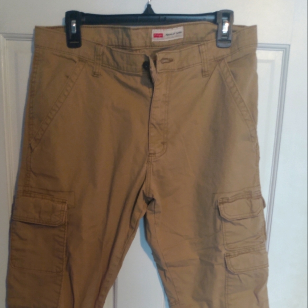 Men's khakis cargo style NWOT